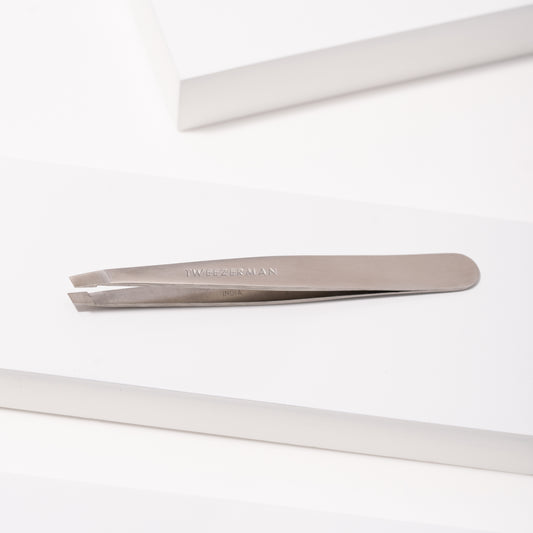 Slant Tweezer Classic Stainless Steel-Pinza Inclinada Clásica de Acero Inoxidable